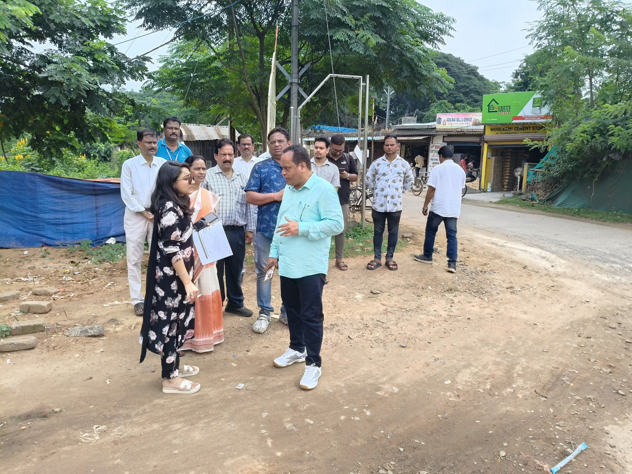 The Commissioner (CMC) visited Ward 2, accompanied by the Ward 2 Corporator and the CMC team, to review sanitation conditions, drainage systems and the progress of ongoing development projects.