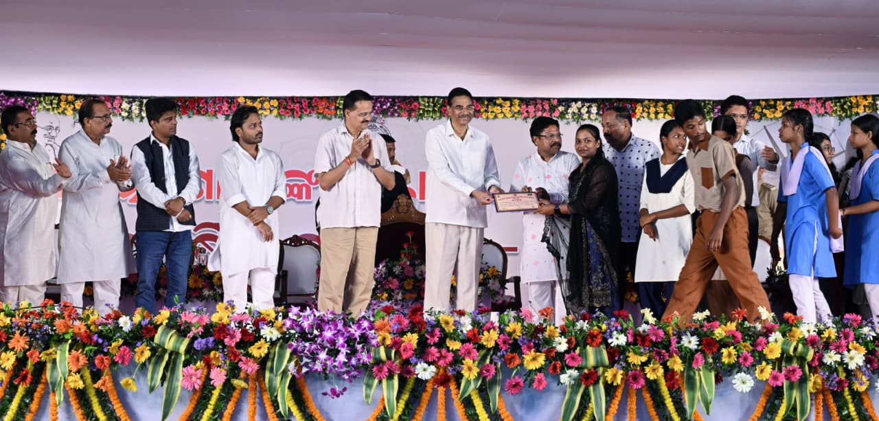 (Mahatma Gandhi )ମହାତ୍ମା ଗାନ୍ଧୀଙ୍କ କୁଷ୍ଠାଶ୍ରମ ଆଗମନର ଶତବାର୍ଷିକ ସମାରୋହ-୨୦୨୫ ରେ ମାନ୍ୟବର ରାଜ୍ୟପାଳ ଡ. ହରି ବାବୁ କୁମ୍ଭମ୍ ପତି ଓ ଅନ୍ୟାନ୍ୟ ଅତିଥିମାନେ ଯୋଗ ଦେଇଥିଲେ ।